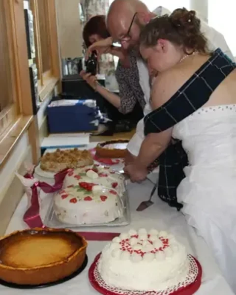 Brautpaar beim Anschneiden der Hochzeitstorte