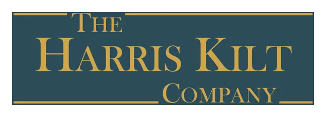 Logo der Harris Kilt Company in der Bretagne: ovales Etikett mit gekreuzten Rohrblättern