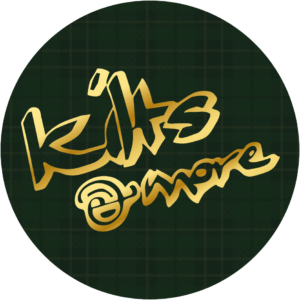 Logo von Kilts & More: goldener Schriftzug auf dunkelgrünem Tartan-Kreis