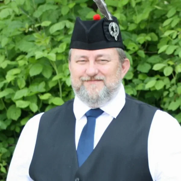 Udo Zahlauer Dudelsackspieler Udo Zahlauer in Highland-Tracht mit Weste und Krawatte