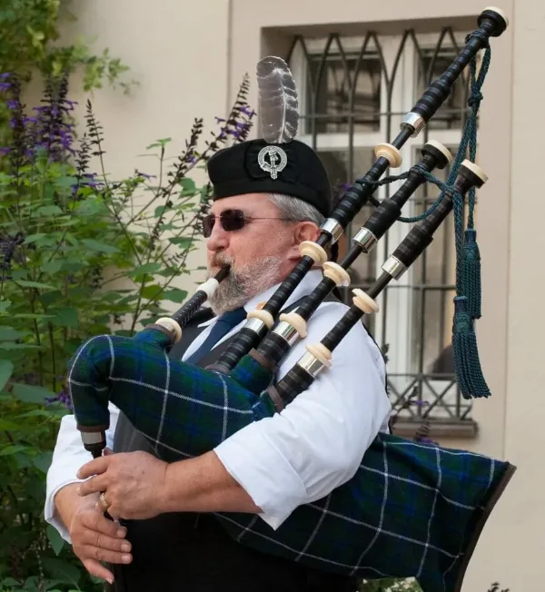 Udo Zahlauer spielt die Great Highland Bagpipe in Highland-Tracht